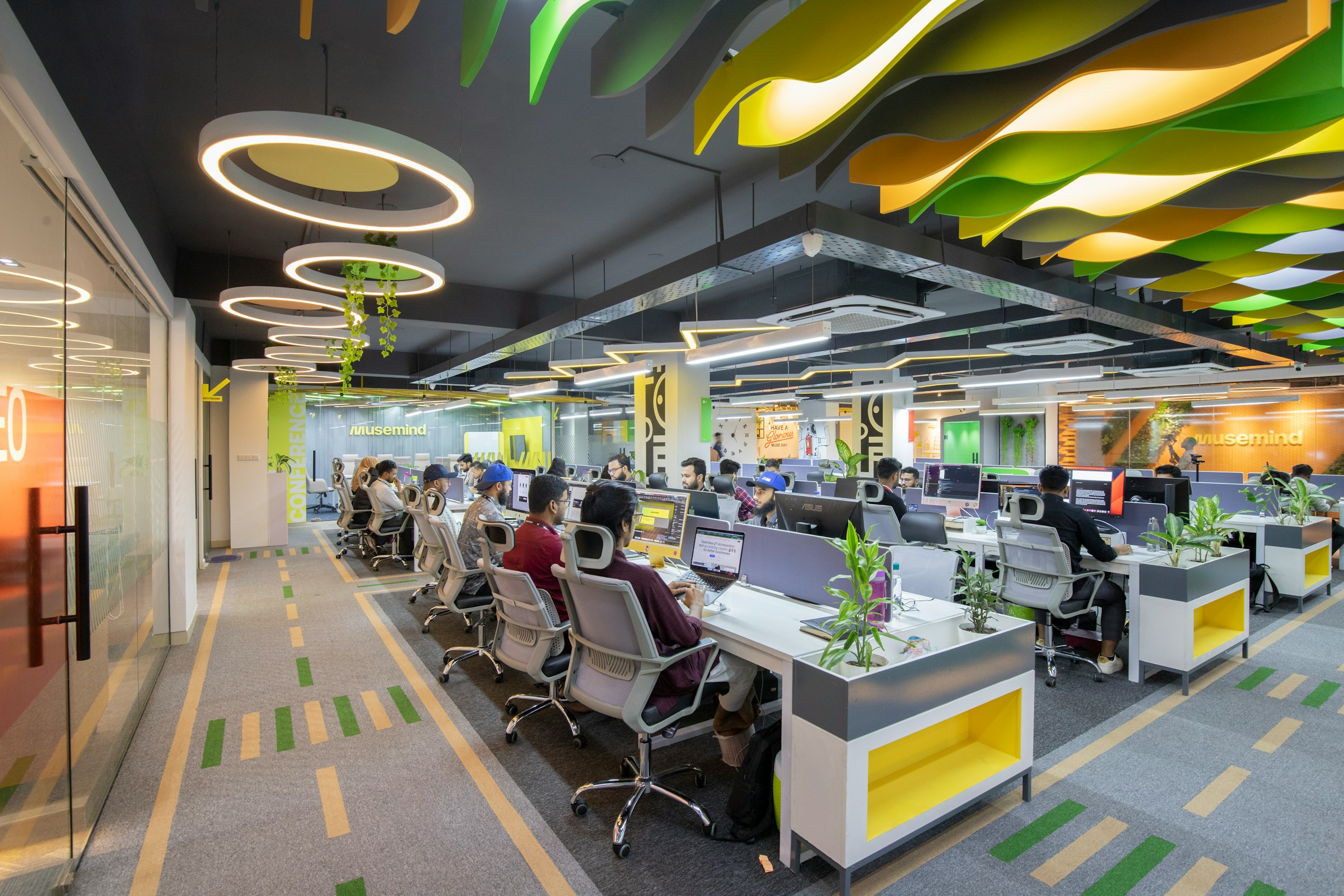 Different brain, same open-plan office